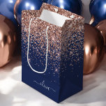 Navy Blue Rose Gold Blush Pink Glitzer Monogram Mittlere Geschenktüte<br><div class="desc">Navy Blue und Rose Gold - Blush Pink Sparkle Glitzer Script Monogram Name Geschenktasche. Das macht den perfekten 16 Geburtstag,  Hochzeit,  Brautparty,  Jubiläum,  Babydusche oder Junggeselinnen-Abschied Geschenktasche für jemanden,  der Lieben glamourösen Luxus und schicke Stile.</div>
