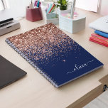 Navy Blue Rose Gold Blush Pink Glitzer Monogram Notizblock<br><div class="desc">Navy Blue und Rose Gold - Blush Pink Sparkle Glitzer Script Monogram Name Spiral Notebook Planner. Das macht den perfekten 16 Geburtstag,  Hochzeit,  Brautparty,  Jubiläum,  Babydusche oder Junggeselinnen-Abschied Geschenk für jemanden,  der Lieben glamourösen Luxus und schicke Stile.</div>