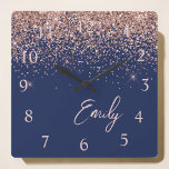 Navy Blue Rose Gold Blush Pink Glitzer Monogram Quadratische Wanduhr<br><div class="desc">Navy Blue und Rose Gold - Blush Pink Sparkle Glitzer Script Monogram Name Clock. Das macht den perfekten 16 Geburtstag,  Hochzeit,  Brautparty,  Jubiläum,  Babydusche oder Junggeselinnen-Abschied Geschenk für jemanden,  der Lieben glamourösen Luxus und schicke Stile.</div>