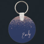 Navy Blue Rose Gold Blush Pink Glitzer Monogram Schlüsselanhänger<br><div class="desc">Navy Blue und Rose Gold - Blush Pink Sparkle Glitzer Script Monogram Name Keychains (Key Chain). Das macht den perfekten 16 Geburtstag,  Hochzeit,  Brautparty,  Jubiläum,  Babydusche oder Junggeselinnen-Abschied Geschenk für jemanden,  der Lieben glamourösen Luxus und schicke Stile.</div>