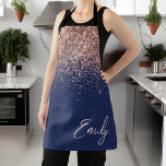 Navy Blue Rose Gold Blush Pink Glitzer Monogram Schürze<br><div class="desc">Navy Blau und Rose Gold - Rosa Sarkle Glitzer gebürstete Metal Monogram Name Schürze. Das macht den perfekten 16 Geburtstag,  Hochzeit,  Brautparty,  Jubiläum,  Babydusche oder Junggeselinnen-Abschied Geschenk für jemanden,  der Lieben glamourösen Luxus und schicke Stile.</div>