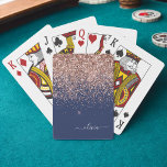 Navy Blue Rose Gold Blush Pink Glitzer Monogram Spielkarten<br><div class="desc">Rose Gold Blush Pink und Navy Blue Sparkle Glitzer Script Monogram Name Playing Cards. Das macht den perfekten 16 Geburtstag,  Hochzeit,  Brautparty,  Jubiläum,  Babydusche oder Junggeselinnen-Abschied Geschenk für jemanden,  der Lieben glamourösen Luxus und schicke Stile.</div>
