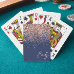 Navy Blue Rose Gold Blush Pink Glitzer Monogram Spielkarten<br><div class="desc">Navy Blue und Rose Gold - Blush Pink Sparkle Glitzer Script Monogram Name Playing Cards. Das macht den perfekten 16 Geburtstag,  Hochzeit,  Brautparty,  Jubiläum,  Babydusche oder Junggeselinnen-Abschied Geschenk für jemanden,  der Lieben glamourösen Luxus und schicke Stile.</div>