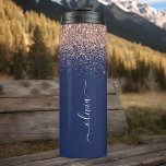 Navy Blue Rose Gold Blush Pink Glitzer Monogram Thermosbecher<br><div class="desc">Rose Gold - Rosa Rosa und Navy Blau Sparkle Glitzer gebürstetes Metall Monogram Name Drink Tumbler. Das macht den perfekten 16 Geburtstag,  Hochzeit,  Brautparty,  Jubiläum,  Babydusche oder Junggeselinnen-Abschied Geschenk für jemanden,  der Lieben glamourösen Luxus und schicke Stile.</div>