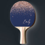 Navy Blue Rose Gold Blush Pink Glitzer Monogram Tischtennis Schläger<br><div class="desc">Navy Blue und Rose Gold - Blush Pink Sparkle Glitzer Script Monogram Name Ping Pong Paddle. Das macht den perfekten 16 Geburtstag,  Hochzeit,  Brautparty,  Jubiläum,  Babydusche oder Junggeselinnen-Abschied Geschenk für jemanden,  der Lieben glamourösen Luxus und schicke Stile.</div>