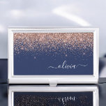 Navy Blue Rose Gold Blush Pink Glitzer Monogram Visitenkarten Dose<br><div class="desc">Navy Blue und Rose Gold - Blush Pink Sparkle Glitzer Script Monogram Name Business Card Holder. Das macht den perfekten 16 Geburtstag,  Hochzeit,  Brautparty,  Jubiläum,  Babydusche oder Junggeselinnen-Abschied Geschenk für jemanden,  der Lieben glamourösen Luxus und schicke Stile.</div>