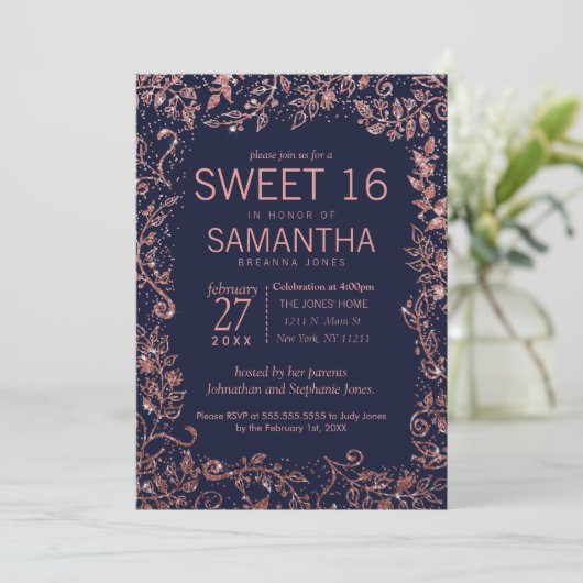 Navy Blue Rose Gold Floral Glitzer Sweet 16 Einladung (Stehend Vorderseite)