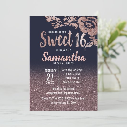 Navy Blue Rose Gold Glitzer Floral Sweet 16 Einladung (Stehend Vorderseite)
