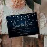 Navy Blue Rustic Holz String Leuchten Save the Dat Postkarte<br><div class="desc">Navy Blue Rustic Holz String Lights Ankündigung Datum freihalten Postcard - Der perfekte Save the Date für die Braut und Bräutigam, die ein rustikales Thema Liebe. Rustikales Holz mit leuchtenden Saitenlichtern und Schriftzeichen. Die Rückseite der Vorlage ermöglicht Ihre Rücksendeadresse, und QR-Code auf Ihrer Hochzeitswebsite. Save the Date ist Teil einer...</div>