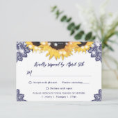 Navy Blue Rustic Lace Sunflower Wedding RSVP Karte (Stehend Vorderseite)