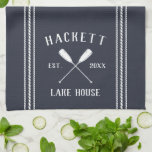 Navy Blue Rustico Oars Personalisiert Lake House Geschirrtuch<br><div class="desc">Mit diesem niedlichen personalisierten Handtuch mit Familienname oder Hausname und Jahr in weißer Schrift mit einem Paar Ruder auf einem marineblauen Hintergrund,  können Sie Ihre Hausküche individuell gestalten.</div>