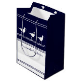 Navy Blue Sandpiper Bird mit eigenem Mit Monogramm Mittlere Geschenktüte (Vorderseite Schrägansicht)