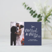 Navy Blue Script Verheiratet und Frohe Weihnachten (Stehend Vorderseite)