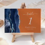 Navy Blue Silver Agate Burnt Orange Wedding Tischnummer<br><div class="desc">Der links Rand dieser eleganten modernen Hochzeitskarte weist eine marineblau-Aquarellgrenze auf,  die mit Imitaten aus silberfarbenem Glitzer bestickt ist. Der anpassbare Text kombiniert silbergraue Handschrift,  kursiv und kopperplate Schriftart auf einem verbrannten orangen Hintergrund.</div>