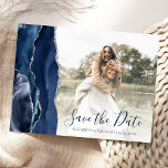 Navy Blue Silver Agate Custom Foto Save the Date Postkarte<br><div class="desc">Diese elegante, waagerechte Save the Date Postkarte verfügt über einen marineblauen Aquarellrahmen, der mit Imitaten bespannt ist, die silberne Glitzer aufweisen. Ersetzen Sie das Beispielbild einfach durch Ihr eigenes Foto der zukünftigen Braut und des Bräutigams. Der anpassbare Text kombiniert dunkelmarineblaue Handschriftenschrift und Copperplate-Schriftart; ein Weißgradientenfilter trägt dazu bei, den Text-Pop...</div>