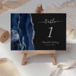 Navy Blue Silver Agate Dark Wedding Tischnummer<br><div class="desc">Der links Rand dieser eleganten modernen Hochzeitskarte weist eine marineblau-Aquarellgrenze auf,  die mit Imitaten aus silberfarbenem Glitzer bestickt ist. Der anpassbare Text kombiniert silbergraue Handschrift,  kursiv und kopperplate Schriftart auf einem schwarzen Hintergrund.</div>