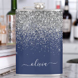 Navy Blue Silver Glitzer Girl Monogram Name Flachmann<br><div class="desc">Silber und Navy Blue Sparkle Glitzer gebürstete Metal Monogram Name und Initial Party Flask. Das macht den perfekten 16 Geburtstag,  Hochzeit,  Brautparty,  Jubiläum,  Babydusche oder Junggeselinnen-Abschied Geschenk für jemanden,  der Lieben glamourösen Luxus und schicke Stile.</div>