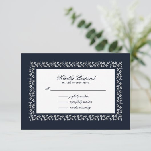 Navy Blue Silver Leaf Muster RSVP Karte (Stehend Vorderseite)