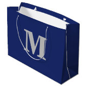 Navy Blue & Silver Modern Letter Monogram Große Geschenktüte (Rückseite Schrägansicht)