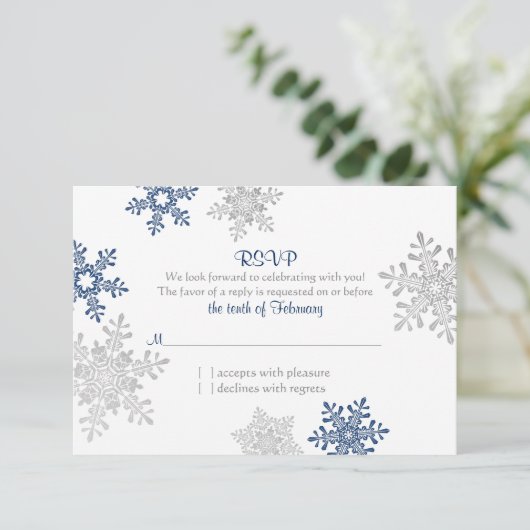 Navy Blue Silver Snowflake Winter Wedding UAWG RSVP Karte (Stehend Vorderseite)