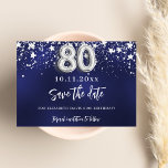 Navy Blue Silver Stars 80. Geburtstag Save The Date<br><div class="desc">Ein modernes und elegantes Save the Date für einen 80. Geburtstag. Ein marineblau mit silbernen Imitaten dekorierter Hintergrund. Personalisieren und fügen Sie Datum und Namen hinzu. Die blaue Farbe ist ungleichmäßig. Der Text: Save the Date ist mit einem großen angesagten,  handgeschriebenen Stilskript geschrieben.</div>