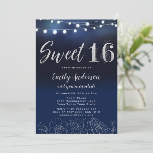Navy Blue Silver String Lights Floral Sweet 16 Einladung (Stehend Vorderseite)
