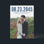 Navy Blue Simple Typografy Foto Save the Date<br><div class="desc">Moderne und einzigartige Save the Date-Fotokarte,  die perfekte Möglichkeit,  Ihren Hochzeitstag zu verkünden. Moderne Foto Save the Date Karte mit marineblauer Typografie. Personalisieren Sie diese moderne Save the Date durch Hinzufügen Ihrer Daten. Andere Farben sind verfügbar.</div>