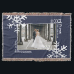 Navy Blue Snowflake Weihnachten Neu gezogenes Foto Decke<br><div class="desc">Passen Sie dies mit einem Hochzeitsfest Foto oder einem Foto von Ihnen und Ihrem neuen Ehemann oder Ihrer Ehefrau,  die das Leben gemeinsam genießen. Perfekt für die Neugeborenen,  mit Notlandschuhen und Schreibmaschinen-Schriftart.</div>