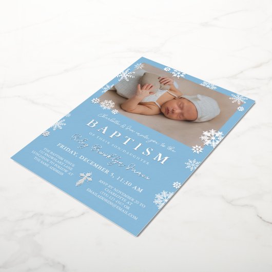 Navy Blue Snowflakes Foto Winter Baptissilber Folieneinladung (Gedreht)