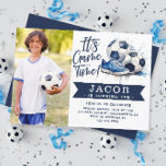 Navy Blue Soccer Kids Watercolor Foto Einladung<br><div class="desc">Moderner, trendiger und sportlicher Foto-Fußball/Fußball-Kindergeburtstag, perfekt für junge Fußballfans. Design zeigt Typografie Drehbuch '' its game time'' , Aquarellbild mit Fußball und Schuhen in trendigen Blautönen, Single Foto und Party Details in trendigem, fett gedrucktem Schriftsatz. Mit den bearbeitbaren Funktionen können Sie die Einladung mühelos mit dem Namen und den Party...</div>