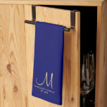 Navy Blue Solid Color Gold Monogram Family Name Geschirrtuch<br><div class="desc">Individuelle Upload Fügen Sie Ihren Foto- oder Logo-Text elegant Moderne Niedliche Monogram Küche & Dining / Tisch & Küche Linens/ Erstname Familienname Template Gold Monogram Navy Blue Solid Color Kitchen Handtuch.</div>