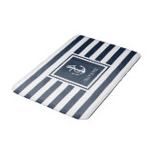 Navy Blue Strip Boat Name Nautical Anchor Badematte (Schrägansicht)