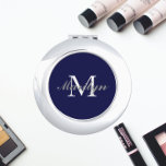 Navy Blue Stylized Wedding Bridesmaid Monogram Taschenspiegel<br><div class="desc">Ein personalisierter Kompaktspiegel für Ihre Hochzeitsjubiläumsjacke oder Ihre Trauzeugin,  deren Initial und Name auf einem trendigen,  marineblauen,  blauen Hintergrund stilisiert ist. Bearbeiten,  um Initial und Namen zu ersetzen. Wählen Sie Ihren kompakten Spiegelstil aus. Erhältlich in vielen beliebten Hochzeitsfarben.</div>