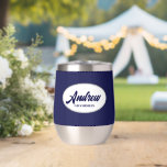 Navy Blue Stylized Wedding Trauzeuge Name<br><div class="desc">Gönnen Sie Ihrem Hochzeitsreisenden einen Trauzeuge mit diesem personalisierten Edelstahl-Edelstahlwascher,  der in einem weißen,  ovalen Design in einem stilisierten Drehbuch seinen Namen trägt. Hintergrund Farbe und Skript ist ein marineblau. Personalisieren Sie Ihren Weinwäscher,  indem Sie den Namen mit dem gewünschten Namen bearbeiten und ersetzen. Erhältlich in vielen beliebten Hochzeitsfarben.</div>