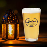Navy Blue Stylized Wedding Trauzeuge Name Glas<br><div class="desc">Bierglas für den Trauzeuge,  der seinen Namen in marineblau druckt,  stilisierte Schrift in einem ovalen marineblauen Rahmen mit Hochzeitsdatum. Eine tolle Party-Angebotsidee für eine Bachelor-Party! Personalisieren Sie Ihr Bierglas,  indem Sie den Namen und das Datum mit Ihrem eigenen ersetzen.</div>