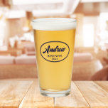 Navy Blue Stylized Wedding Trauzeuge Name Glas<br><div class="desc">Bierglas für den Trauzeuge,  der seinen Namen in marineblau druckt,  stilisierte Schrift in einem ovalen marineblauen Rahmen mit Hochzeitsdatum. Eine tolle Party-Angebotsidee für eine Bachelor-Party! Personalisieren Sie Ihr Bierglas,  indem Sie den Namen und das Datum mit Ihrem eigenen ersetzen.</div>