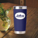 Navy Blue Stylized Wedding Trauzeuge Name Thermobecher<br><div class="desc">Verschenken Sie Ihren Trauzeuge mit diesem trendigen und personalisierten,  rostfreien Edelstahl,  Thermalwäscher mit seinem Namen in stilisierter Schrift in einem weißen ovalen Design. Hintergrundfarbe und Skript sind marineblau. Personalisieren Sie Ihren thermischen Schuster,  indem Sie den Namen des Trauzeugen mit dem gewünschten Namen bearbeiten und ersetzen.</div>