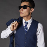 Navy Blue Summer Pattern Krawatte<br><div class="desc">Navy blaue Krawatte mit winzigen Sommermustern. Eine Krawatte,  den ganzen Sommer lang mit einem weißen Muster zu tragen,  das Sonnenschein,  Palmen,  Flip Flops,  Sonnenbrillen und Muscheln umfasst. Ideal für Bürokleidung oder Sommerfeiern und Veranstaltungen.</div>