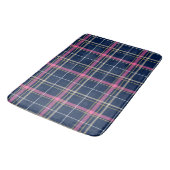 Navy Blue Tartan Kariert mit Pink White Beige Badematte (Schrägansicht)