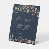 Navy Blue Tiny Wildblume klingelte auf ihr Zeichen Sockelschild (Vorderseite)