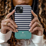 Navy Blue und Aqua Chic Stripes Heft Monogram Case-Mate iPhone Hülle<br><div class="desc">Stilvolle Handy-Gehäuse in Aqua, marineblau und weiß. Dieses Design zeichnet sich durch ein klassisches marinebasiertes und weiß gestreiftes Muster aus. Personalisieren Sie es mit Ihrem Namen Monogramm oder anderen benutzerdefinierten Text mit einem niedlichen Herzsymbol. Verwenden Sie die Designtools, um Hintergrundfarben auszuwählen, Schriftart und Farben zu bearbeiten und eigene Fotos hochzuladen,...</div>