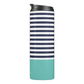 Navy Blue und Aqua Chic Stripes Heft Monogram Thermosbecher (Nach rechts gedreht)