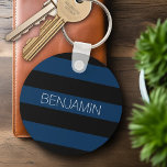 Navy Blue und Black Rugby Stripes mit Individuelle Schlüsselanhänger<br><div class="desc">Dunkle Blues und ein sportliches Schwarz — Ein männliches Muster für die Typ und Jungen in Ihrer Familie. Ein kühnes und modernes Design mit einem Bereich für maßgeschneiderten Text. Wenn Sie das Kunstwerk anpassen oder den Schriftart ändern möchten, können Sie auf den Bereich anpassen klicken. Dies führt Sie zum Design-Tool,...</div>