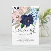 Navy Blue und Blush Blume Brautparty Tee Einladung (Stehend Vorderseite)