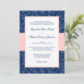 Navy Blue und Blush Pink Damask Swirl Hochzeit Einladung (Stehend Vorderseite)