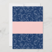 Navy Blue und Blush Pink Damask Swirl Hochzeit Einladung (Rückseite)