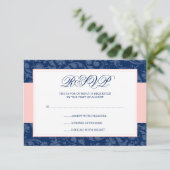 Navy Blue und Blush Pink Damask Swirl Wedding RSVP Karte (Stehend Vorderseite)