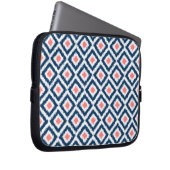 Navy Blue und Coral Diamond Ikat Muster Laptopschutzhülle (Vorne Rechts)