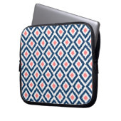 Navy Blue und Coral Diamond Ikat Muster Laptopschutzhülle (Vorderseite Links)