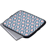 Navy Blue und Coral Diamond Ikat Muster Laptopschutzhülle (Vorne Knopf)